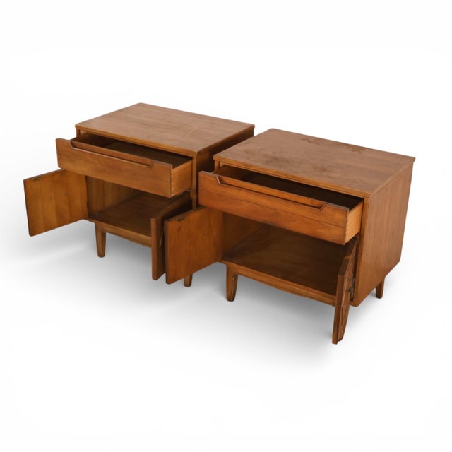 Brown Thomasville Omega Vintage Mid Century Modern Pair of Nightstands C. 1960s, Attributed For Sale - Image 8 of 10