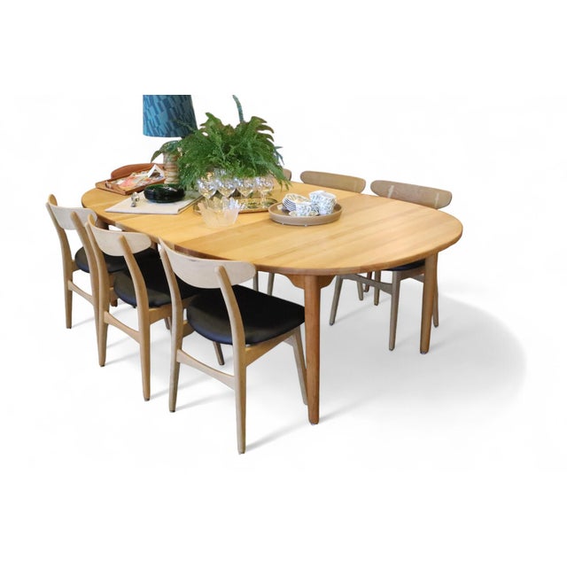 Carl Hansen & Søn CH30 in Chair Oak and Black Leather by Hans J. Wegner for Carl Hansen & Søn, 1950s For Sale - Image 4 of 17