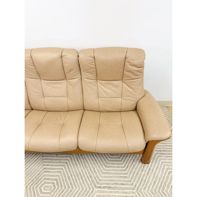 Late 20th Century Ekornes Stressless Buckingham 3-Seat Recliner Sofa Vintage MCM 90" Wide For Sale - Image 13 of 17