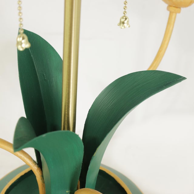 Green Vintage Floral Tulip Table Lamp – Hand-Painted Metal Tole Style Accent Lamp For Sale - Image 8 of 9