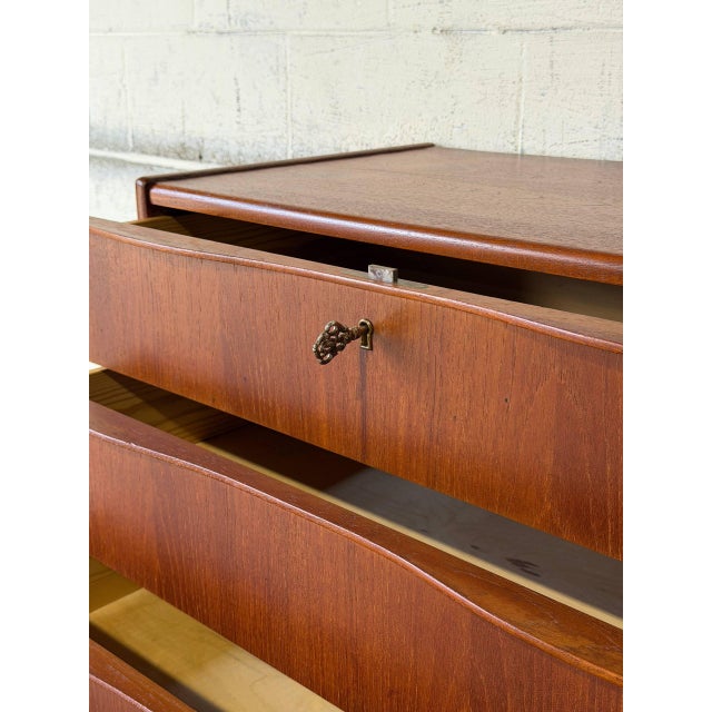 Teak 4-Drawer Dresser With Raised Edges and Sculpted Pulls Danish Mid-Century Modern 1960s For Sale - Image 11 of 12