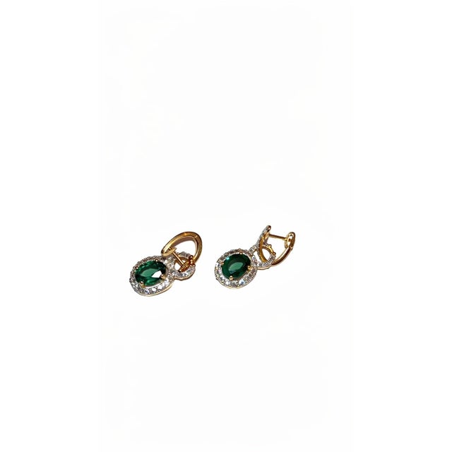 Gemstone details Emerald: 2.45 cts Diamond: 0.81 cts 18K gold Net weight: 2.70 grams CODE: K