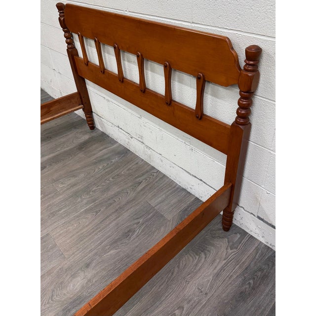 Mid 20th Century Vintage Full Size Early American Colonial Style Maple Spindle Low Poster Bed For Sale - Image 5 of 10