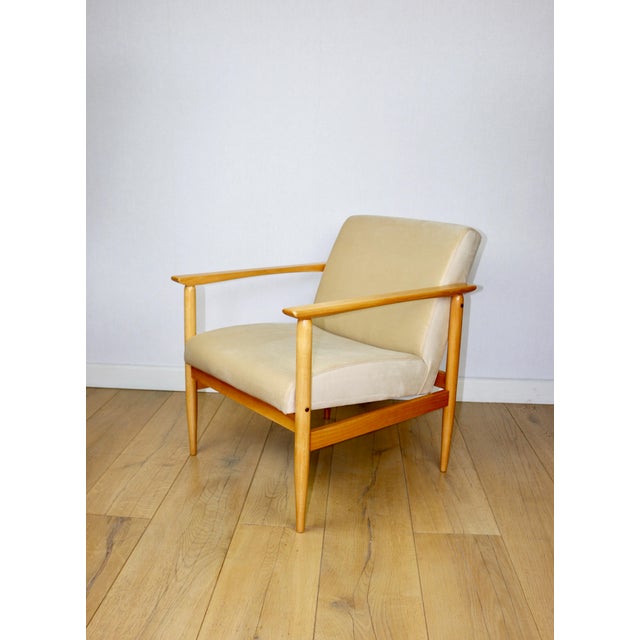 Vintage Loft Lounge Chair in Light Beige Velvet Upholstery and Beech, 1970 For Sale - Image 4 of 10
