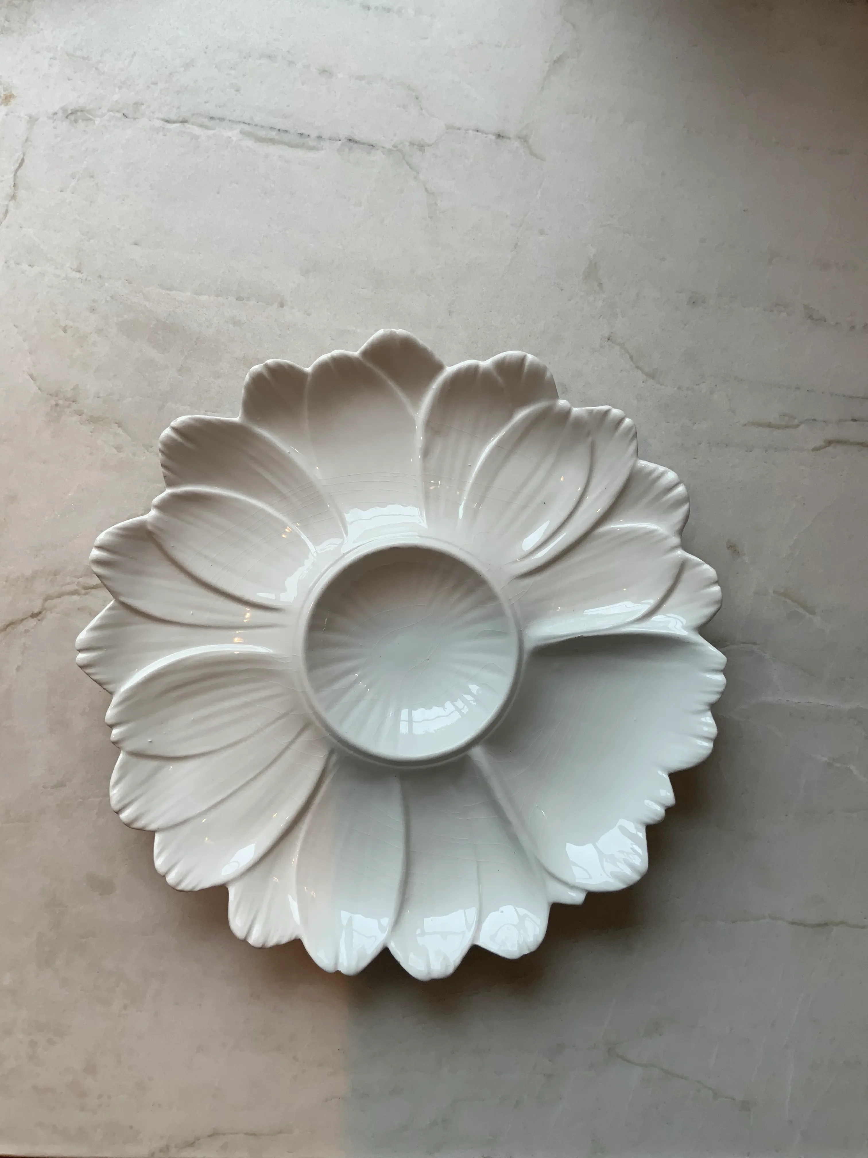 イタリアで購入 ホワイト花柄 浮彫り皿セット 3点セット 新品未使用 Vintage Italian White Ceramic Flower-Shaped Artichoke Plate | Chairish