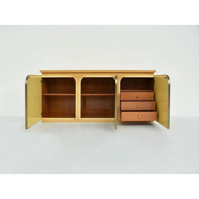 1970s Sculptural Polished Birch Root Sideboard with Brass Detailed Rounded Doors and Drawers from Turri, 1970s For Sale - Image 5 of 10