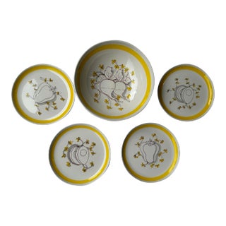 Vintage Italian 1960’s Yellow & White Pottery Salad Bowl With 4 Plates by Mancioli For Sale