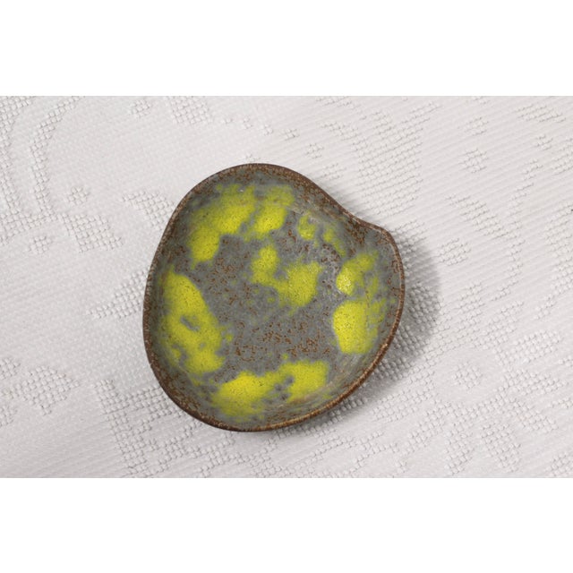 MCM Ceramic Haeger Earth Wrap Bowl in Lemon Peel From the 1970s For Sale - Image 9 of 10