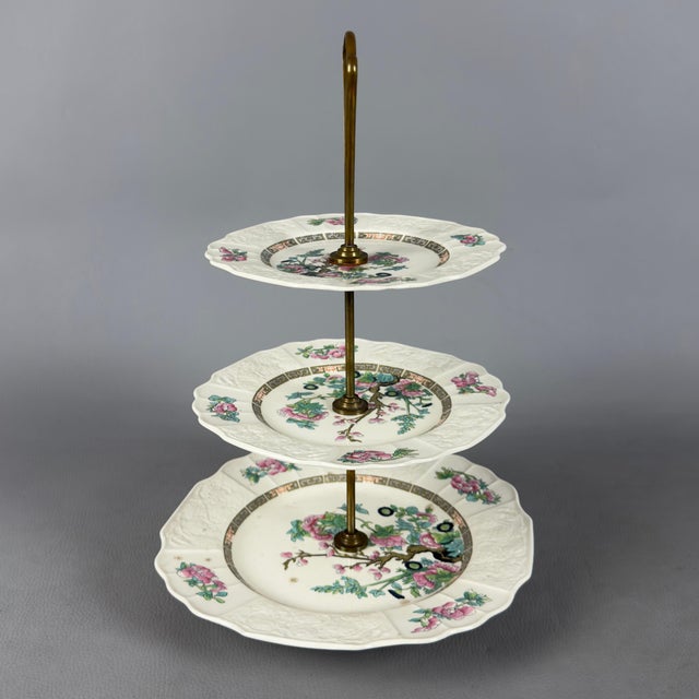 A refined and precious table accessory, ideal for presenting desserts, pastries, or fruit with a touch of undeniable...
