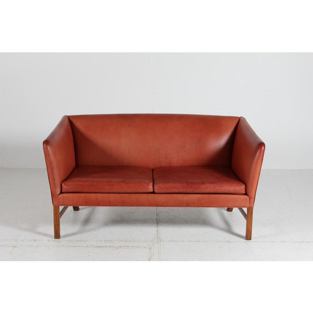 Ole Wanscher Vintage 2-Seater Sofa in Walnut and Cognac Aniline Leather by Ole Wanscher, 1970s For Sale - Image 4 of 17