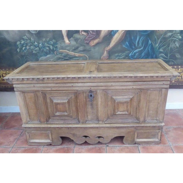 Early 17th Century English Country Oak Coffer, circa 1620–1630 Material: Country oak and metal A substantial early 17th-...