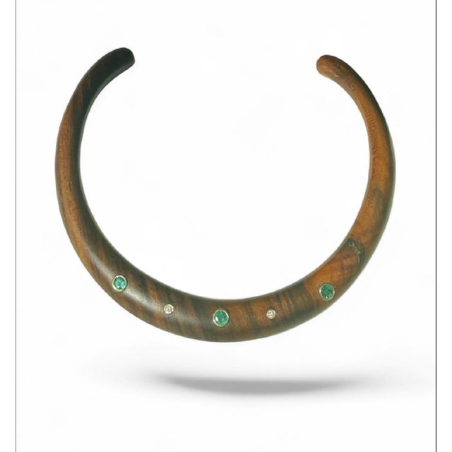 2020s Wood Collar Necklace With Emeralds, Diamonds & 14k Gold For Sale - Image 5 of 12