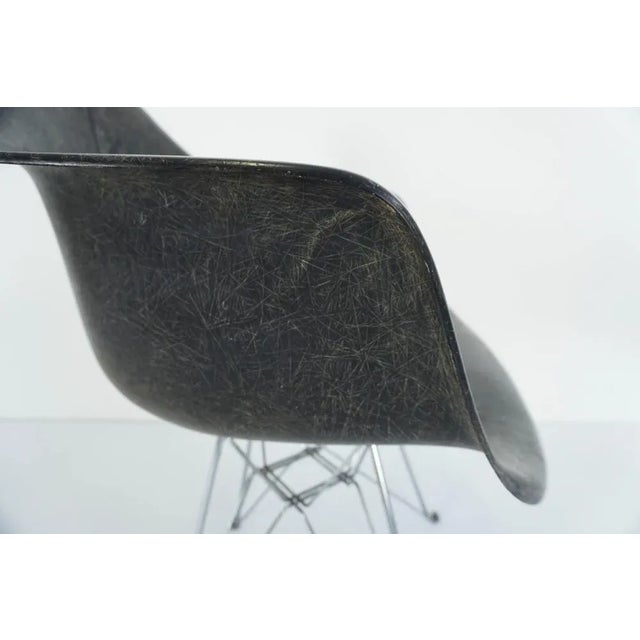 Metal DAX Armchair with Eiffel Tower Base by Charles & Ray Eames for Herman Miller For Sale - Image 7 of 8