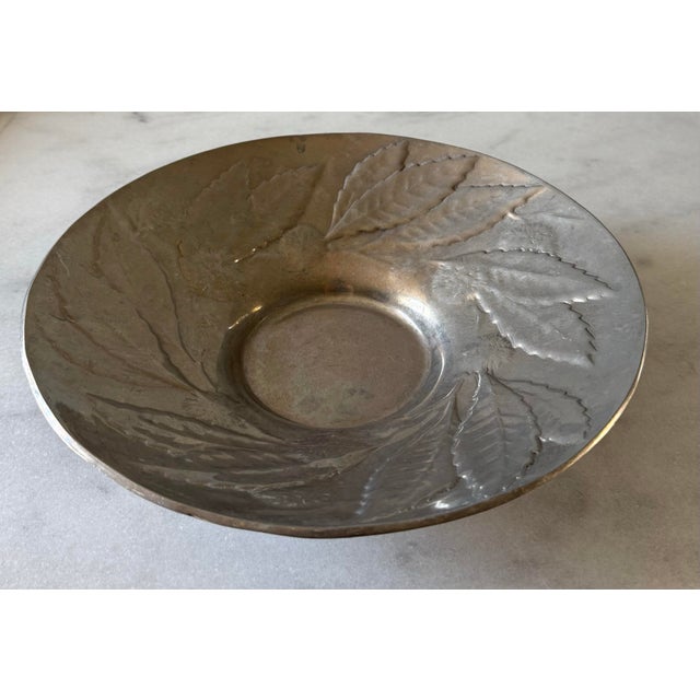 Vintage large "Everlast" aluminum bowl with hand hammered floral and leaf design. Perfect for holding fruit or decorative...