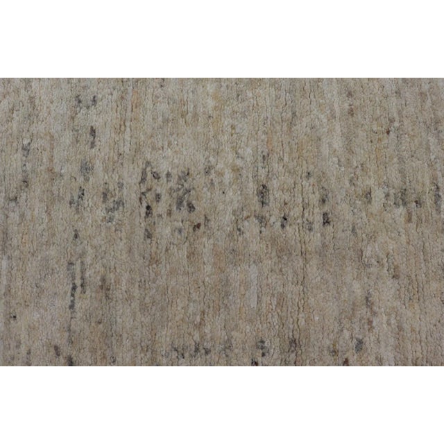 2020s Large Area Modern Moroccan Type All-Neutral Rug in Beige, Cream, and Gray For Sale - Image 5 of 11