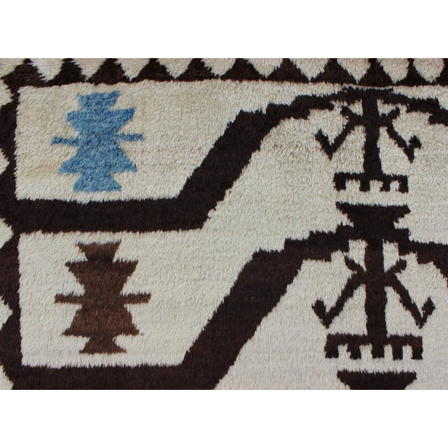 White Mid 20th Century Turkish Tulu Rug With Mid-Century Modern Design in Brown, Off-White and Blue For Sale - Image 8 of 13