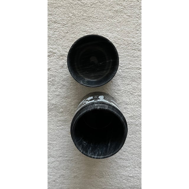 Black & White Marble Canister With Lid and Matching Dish/Ashtray, Etched Procession of Horses, Chariots, Robed Men For Sale In Miami - Image 6 of 11