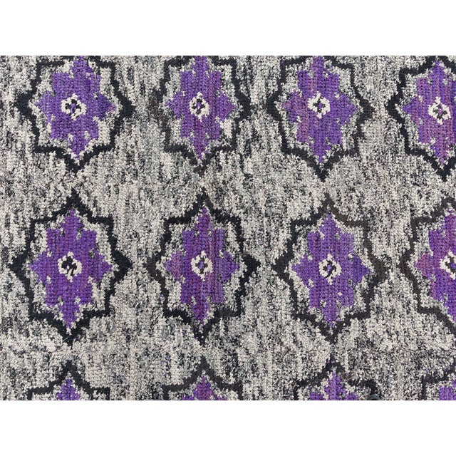 Doris Leslie Blau Vibrant Vintage American Hooked Rug in Purple and Grey For Sale - Image 4 of 10