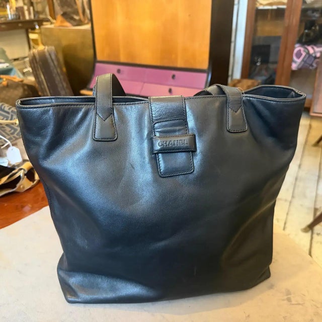 Late 1990s Excellent Condition Chanel Smooth Black Leather Tote Bag For Sale - Image 15 of 15