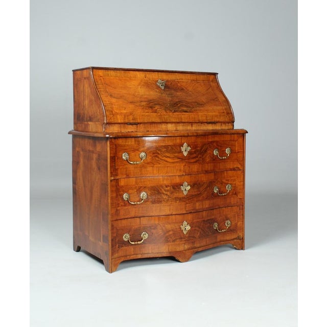 Kleiner antiker Barock Schrägklappensekretär Schweiz (Bern) Nussbaum Barock um 1760 Maße: H x B x T: 109 x 93 x 60 cm...