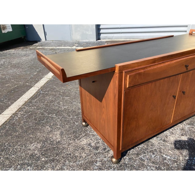 1960s John Kapel for Glenn of California Drop Leaf Expandable Bar Cart Cabinet Walnut For Sale In Miami - Image 6 of 12