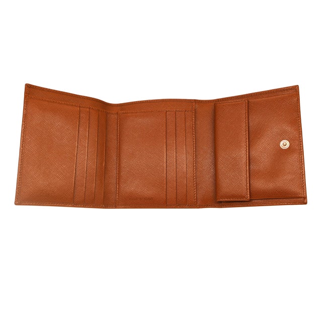 2010s Prada Tobacco Saffiano Leather Portafoglio Tri-Fold Wallet, 2016. For Sale - Image 5 of 11