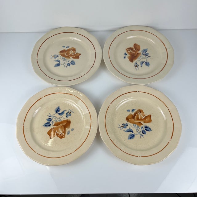 Set of 4 Sarreguemines dessert plates with a floral motif, first half of the 20th century Cream and beige tones...