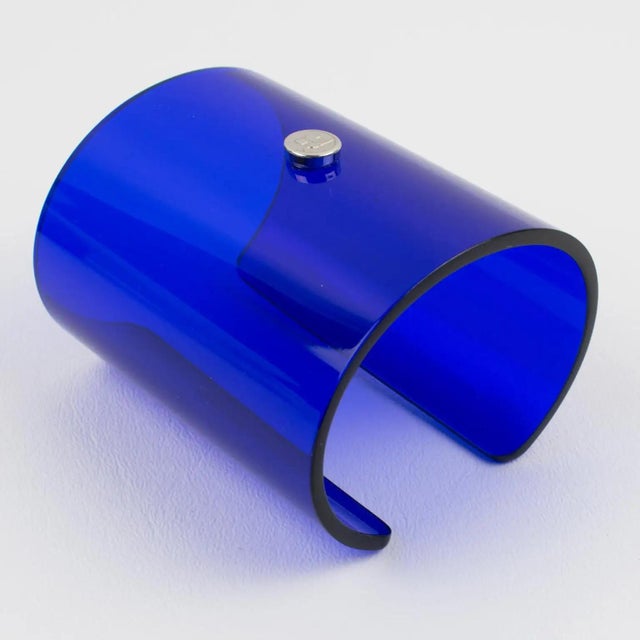 1990s Courreges Paris Cobalt Blue Acrylic Lucite Cuff Bangle Bracelet For Sale - Image 5 of 10