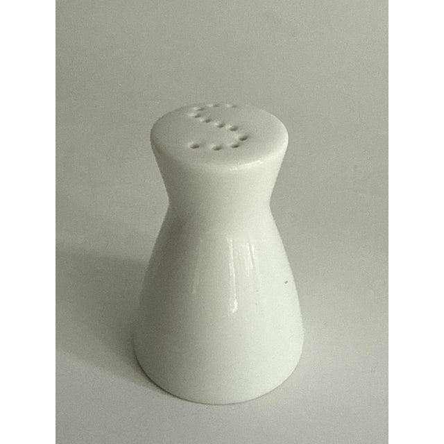 Mid-Century Modern Form 2000 White Salt and Pepper Shakers by Raymond Loewy for Rosenthal, Germany, 1950s, Set of 2 For Sale - Image 3 of 5