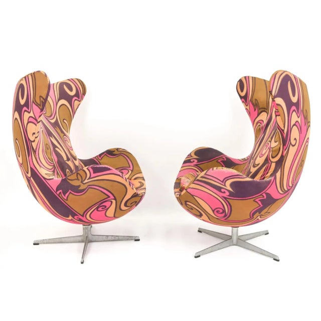 1970s A Pair of Iconic Egg Chairs With Single Ottoman by Arne Jacobsen for Fritz Hansen, C. 1973. For Sale - Image 5 of 7