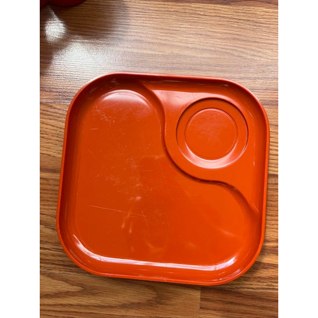 Mid-Century Modern 1970s 4 Mug and 4Plate Ingrid Ltd. Chicago Orange/Terracotta Melamine Set - 8 pcs For Sale - Image 3 of 10