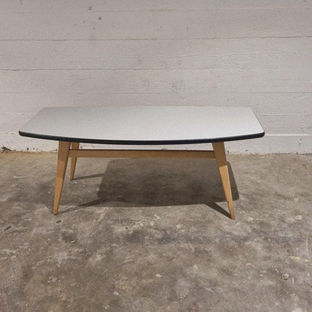 Vintage Surfboard Coffee Table in Formica and Birch in the style of Jens Risom, 1950s For Sale - Image 5 of 9