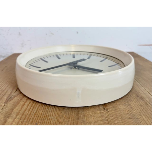 Industrial Beige Bakelite Factory Wall Clock from Pragotron, 1960s For Sale - Image 12 of 17