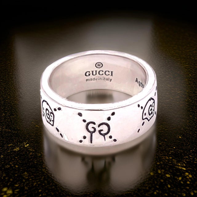 Traditional 1990s Gucci Estate Engraved Ring Size 8 Sterling Silver 8.5 mm Height For Sale - Image 3 of 10