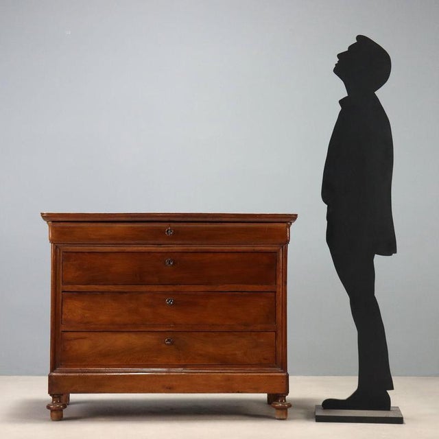 Luigi Filippo walnut chest of drawers, an expression of elegance from the second quarter of the 19th century in Italy. The...