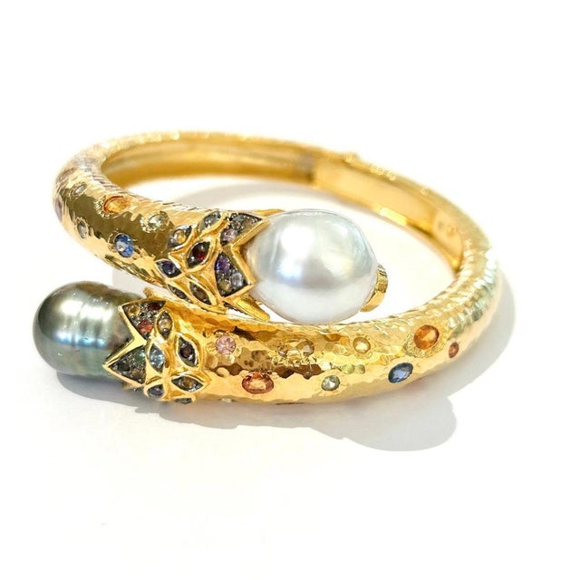 Baroque Bochic "Orient" Vintage South Sea Pearl & Sapphire Bangle - 18K Gold & Silver For Sale - Image 3 of 18