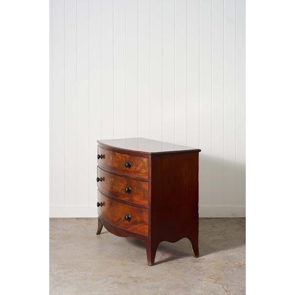 English Early 19th Century 3 Drawer Mahogany Bowfront Chest With Wooden Knobs For Sale - Image 3 of 9