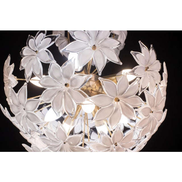 Murano Sputnik White Flowers Chandelier, 1980s For Sale - Image 4 of 10