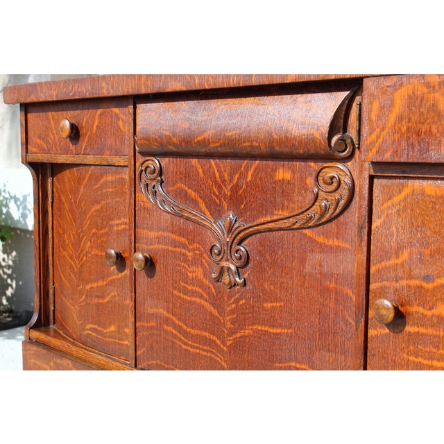 1900 - 1909 Antique Victorian Quarter-Sawn Tiger Oak Buffet Sideboard With Beveled Mirror and Lion Paw Feet on Casters For Sale - Image 5 of 18