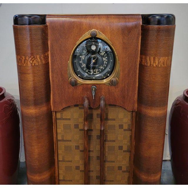 Radiobar Corp. and Philco Zenith Console Radio Model 9-S-262 Circa. 1930's For Sale - Image 4 of 11