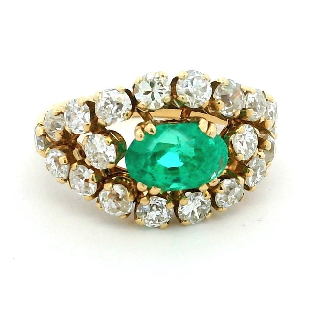 1960s Colombian 18k Yellow Gold Emerald & Diamond Cocktail Ring, Size 7 For Sale - Image 4 of 14