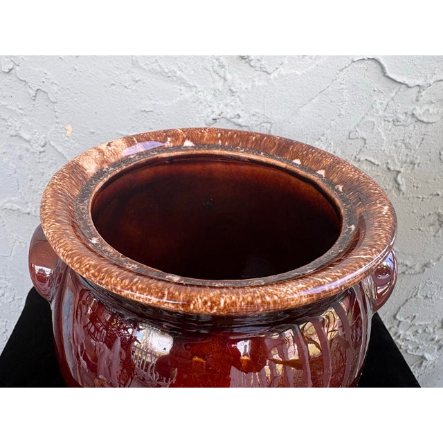 Vintage Hull Oven Proof Brown Drip Bean Pot With Lid & Original Serving Stand – Mid-Century American Pottery For Sale In Orlando - Image 6 of 10