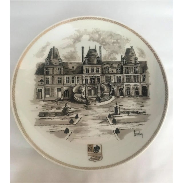 French 1970s Ltd Edition Chateaux De France No 1 Fontaine De Bleau Collector Plate by Louis Lourioux Castles 9.5 Inches. For Sale - Image 3 of 13