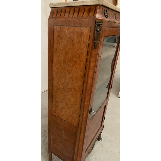 Louis XVI Style Single-Door Display Case in Wood Marquetry, 20th Century For Sale - Image 9 of 14