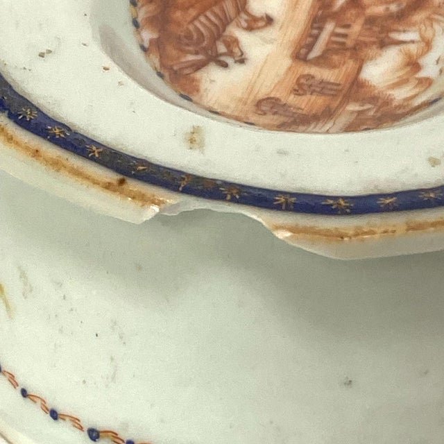 Two Chinese Export Porcelain Armorial and Scenic Open Salt Dips / Cellars For Sale - Image 9 of 10