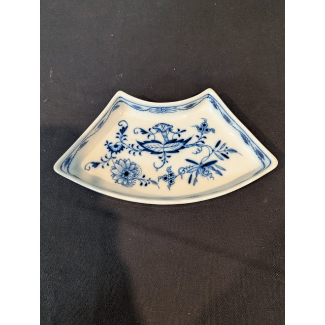 Meissen Porcelain Antique Meissen Blue Onion 5-Piece Crescent Hors D’Oeuvre Set – Crossed Swords Mark For Sale - Image 4 of 10