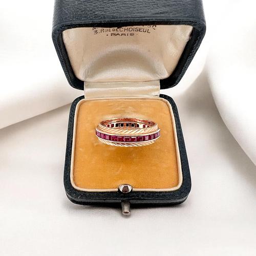 Vintage wedding ring in 18 carat gold (750 thousandths) decorated with 32 synthetic rubies in an "invisible" setting. The...