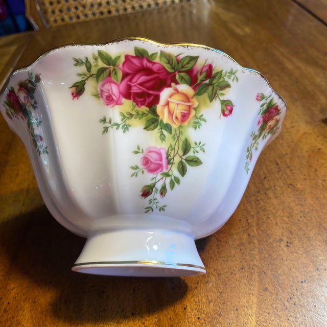 Rose 1960s Royal Albert Old Country Roses 6.5” Footed Bowl For Sale - Image 8 of 12