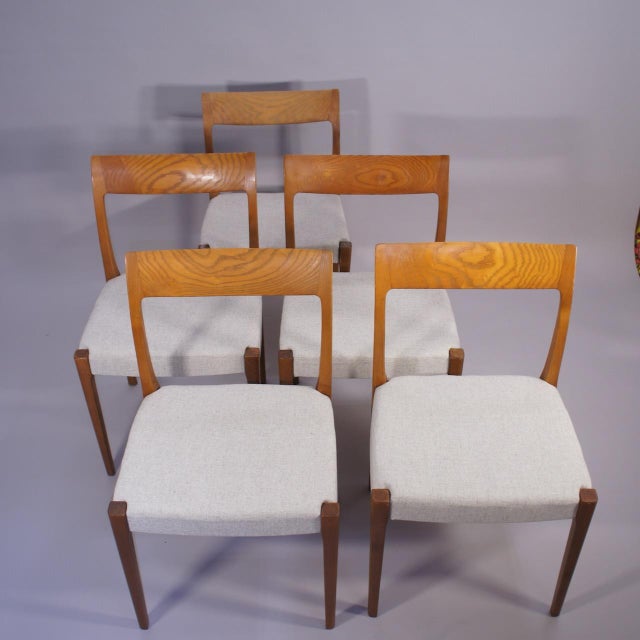 Mid-Century Modern Kontiki Chairs in Walnut and Wool and Cotton Upholstery by Yngve Ekström for Troeds, Sweden, 1950s, Set of 5 For Sale - Image 3 of 9