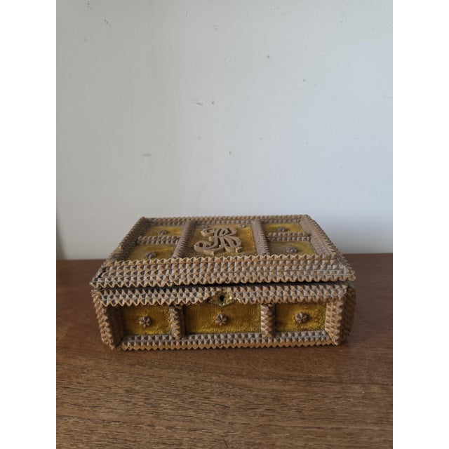 Dimensions: 10.5 × 7.5 × 3 in (26.7 × 19 × 7.6 cm) Weight: 1.23 lb (560 g) An exceptional antique Tramp Art keepsake box,...